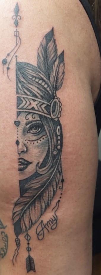Tatouage réaliste d'un portrait amérindien