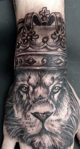 Tatouage réaliste d'un lion couronné, création de Lucy Célestattoo