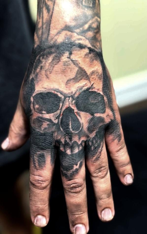 Tatouage réaliste d'une tête de mort